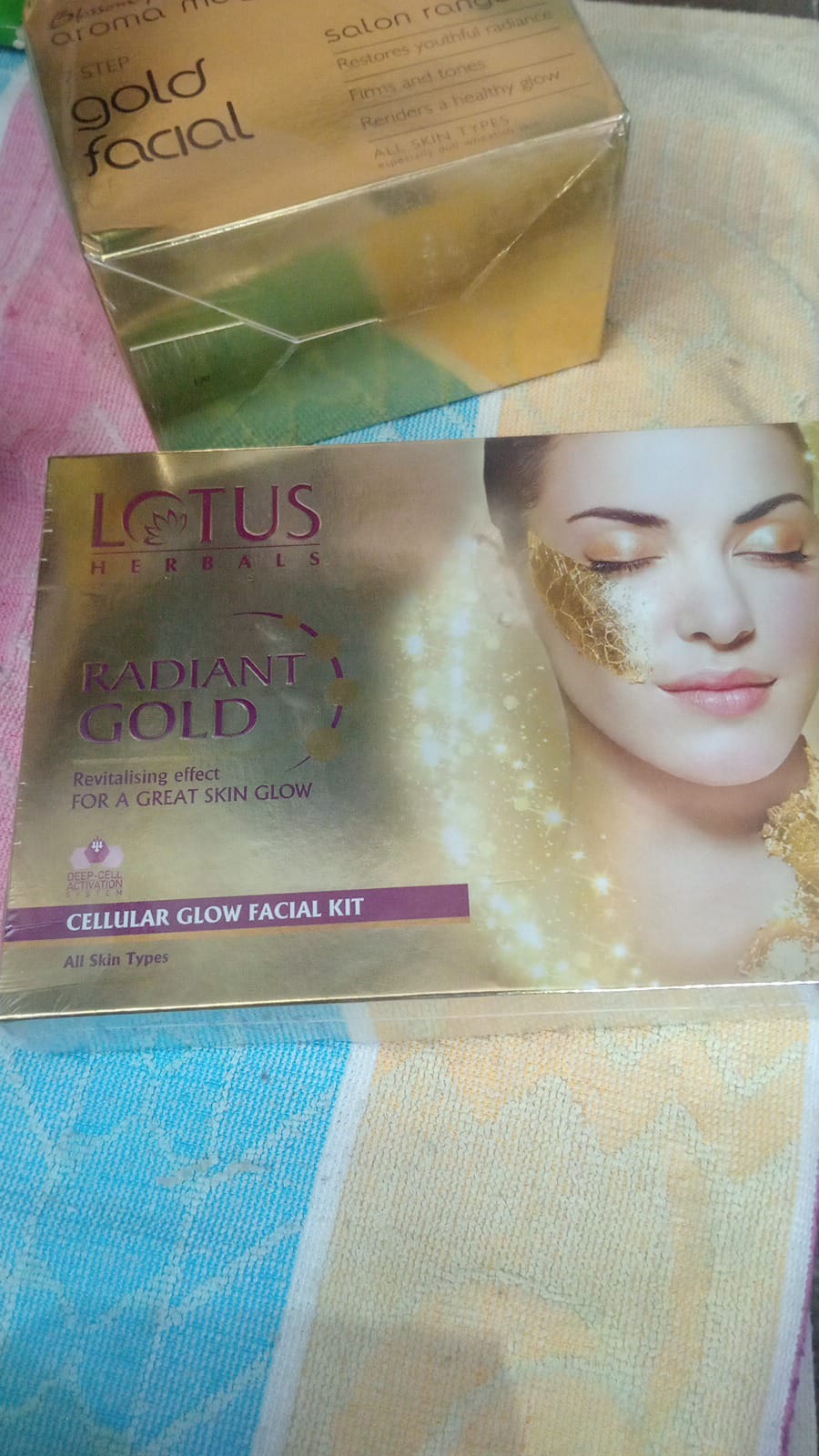 Lotus Herbals Radiant Gold Cellular Glow Facial Kit